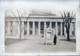 Tourist at the Ohio Statehouse