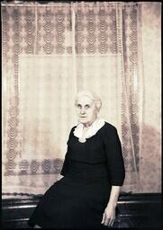 (168-002) Portrait of an old woman in a black dress