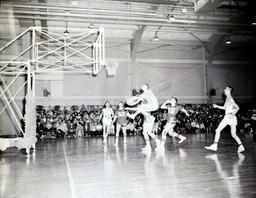 (507-04) Basketball--Action 1960-1961