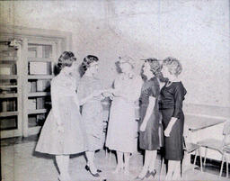 (149-01) Mrs. Money 1960: Four Female Students Greet Mrs. Money