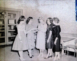 (149-02) Mrs. Money 1960: Four Female Students Greet Mrs. Money (2)