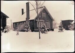 (035-016) Snow-Covered House in Ontonagon (4 of 11)