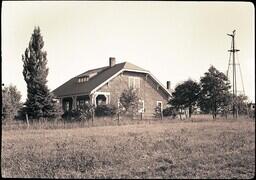 (105-001) Hawley Farmhouse (1 of 6)