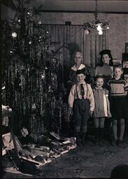 (078-002) Christmas Tree and Family