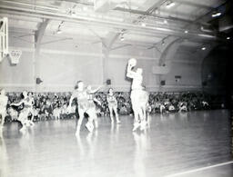 (507-10) Basketball--Action 1960-1961