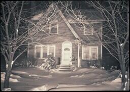 (183-009) Snowy House with Santa Decoration