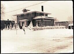 (035-017) Snow-Covered House in Ontonagon (5 of 11)