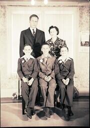 (133-006) Webb Radke Family Portrait