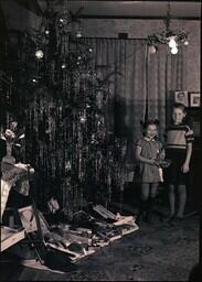 (078-001) Christmas Tree and Smiling Children