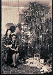 (156-029) Geist Family Posing in front of Christmas Tree