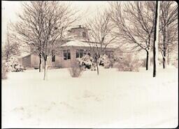 (035-020) Snow-Covered House in Ontonagon (8 of 11)