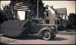 (008-046) Hamar Quandt Company Float in Ontonagon Fourth of July Parade