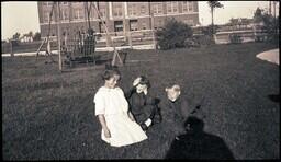 (039-007) Three kids playing at a park