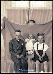 (184-008) Woman holding up Blanket for Portrait of Kids