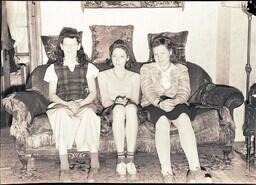 (013-013) Three Girls Sitting on Couch